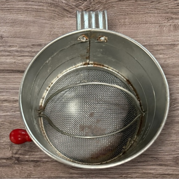 Vintage Bromwell's Flour Sifter with Red Apple Design - Picture 5 of 7